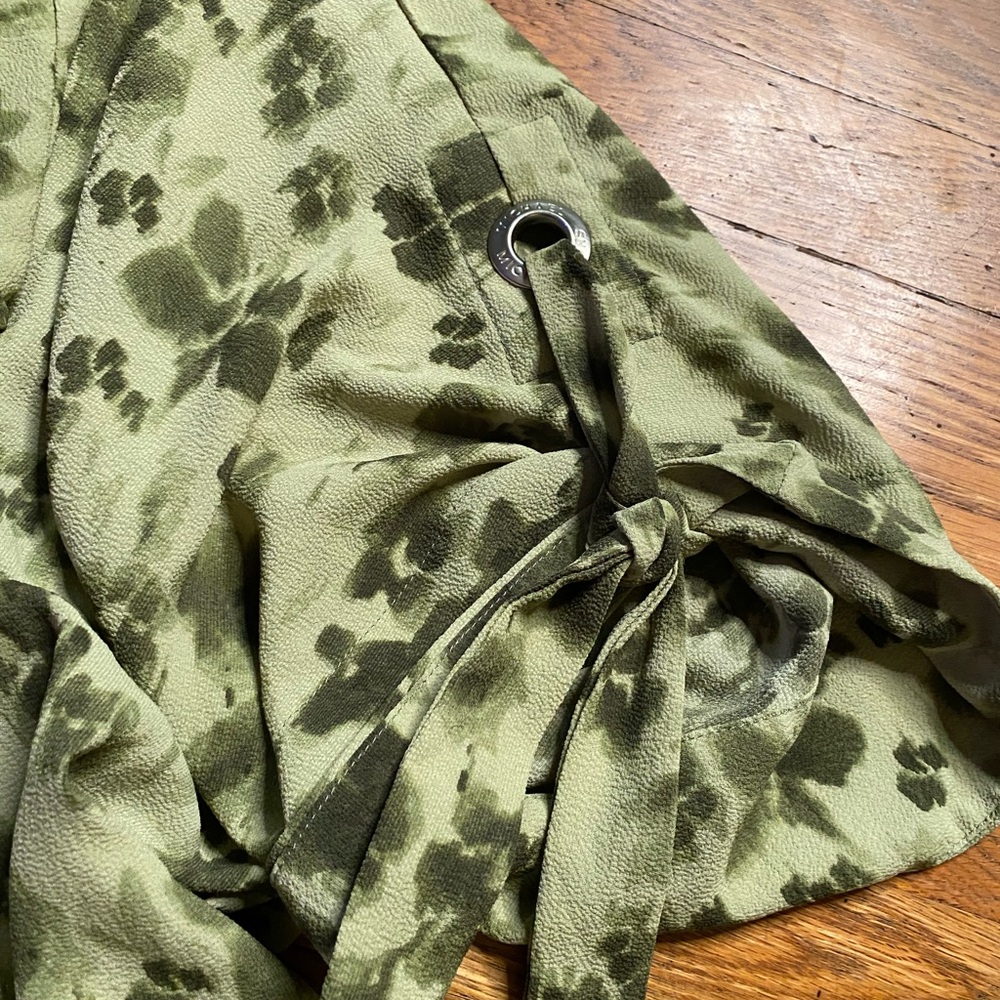 Michael Michael Kors Olive Floral Smocked Blouse – Green – Size 3X - Picture 8 of 9